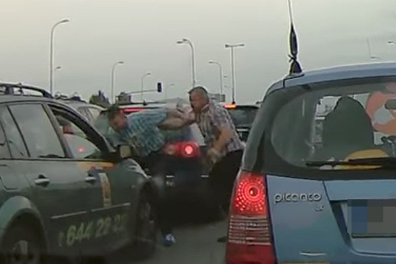 Bijatyka w korku w Alejach Jerozolimskich w Warszawie. Taksówkarz bez powodu pobił innego kierowcę.