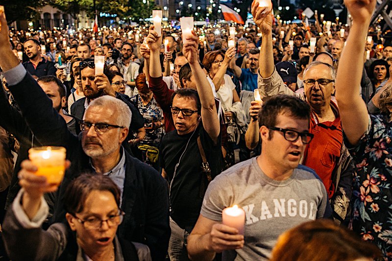 Wyjątkowy "Łańcuch światła" – po ogłoszeniu decyzji prezydenta w sprawie weta do ustaw o SN i KRS.