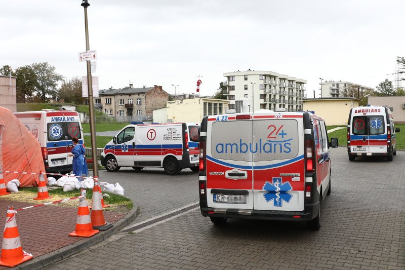 Przed niektórymi szpitalami ustawiają się długie kolejki karetek. Czasami pacjent na przyjęcie do szpitala musi czekać kilka godzin.