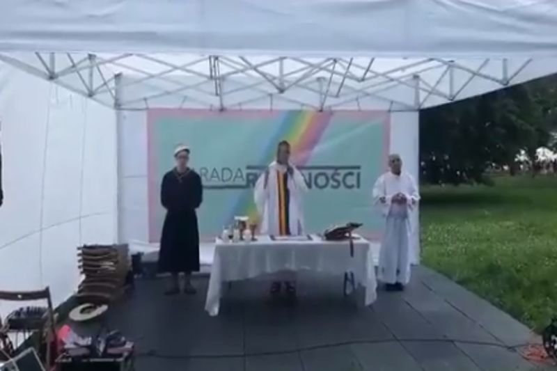 Politykom prawicy nie spodobało się nabożeństwo prowadzone przez kalwińskiego biskupa.