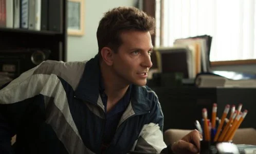 Bradley Cooper tak dobiera role, by nie dać się zaszufladkować jako typowy filmowy przystojniak. Udaje mu się to.