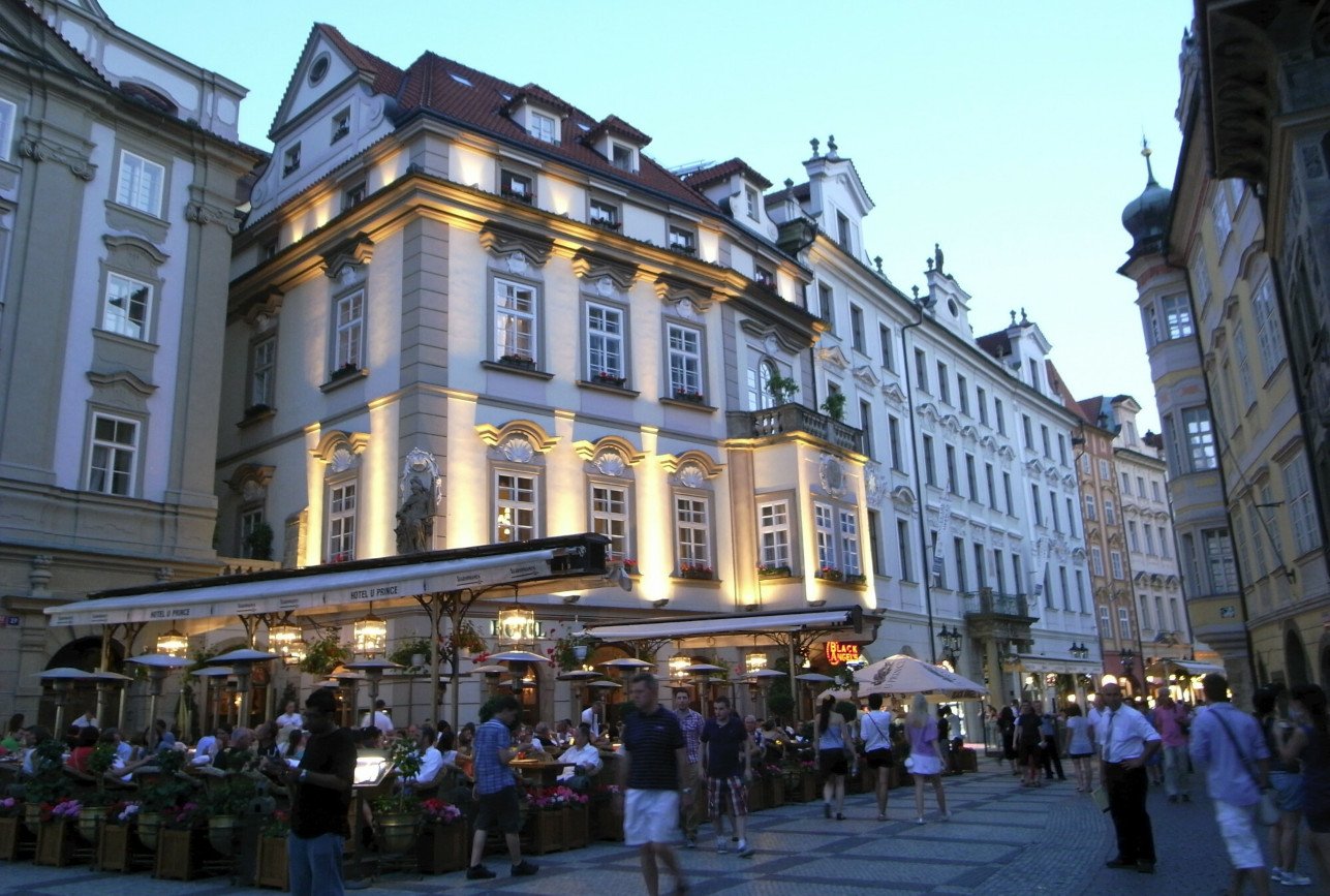 Nowe obostrzenia w Czechach. Certyfikat COVID na wejściu do restauracji.