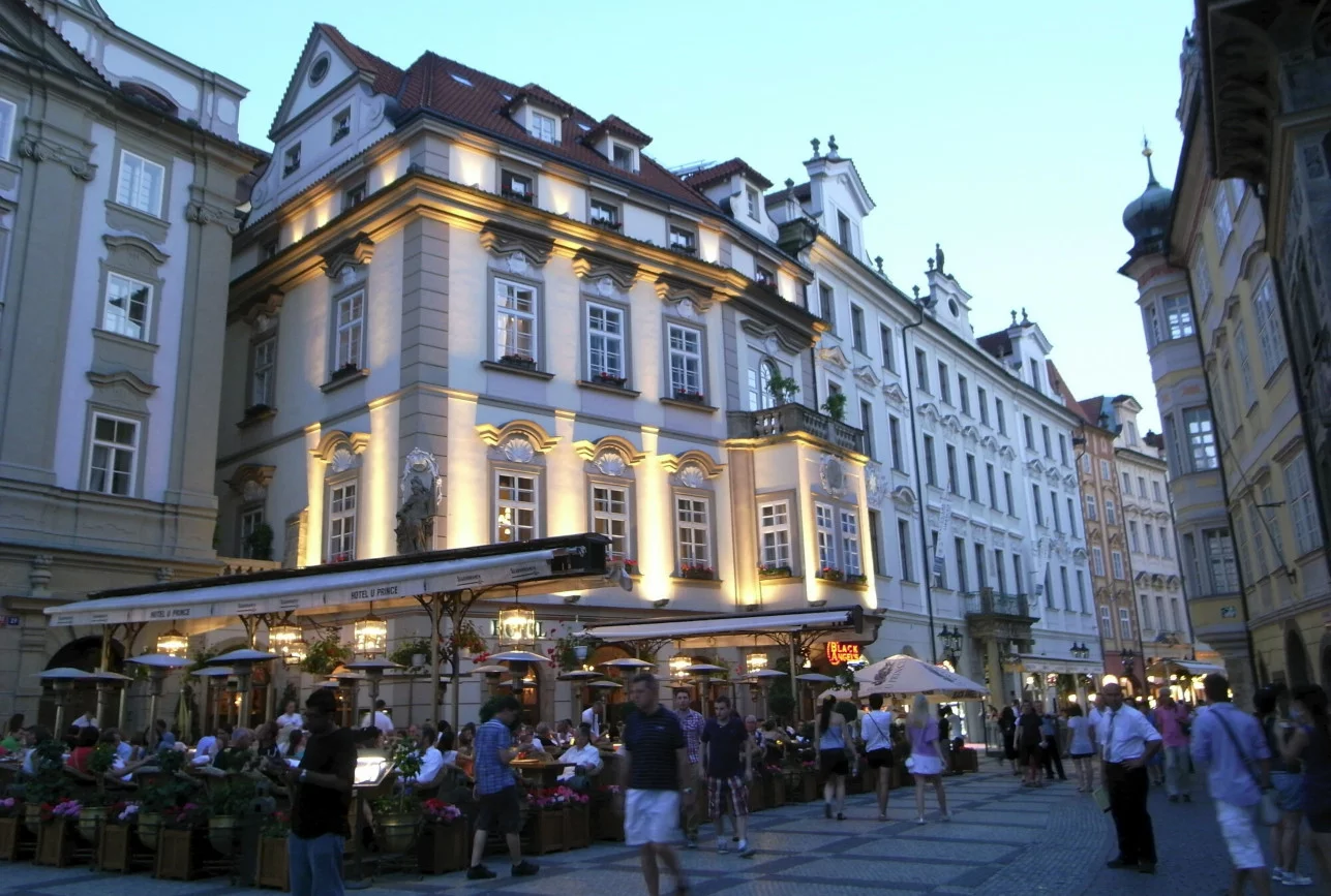 Nowe obostrzenia w Czechach. Certyfikat COVID na wejściu do restauracji.