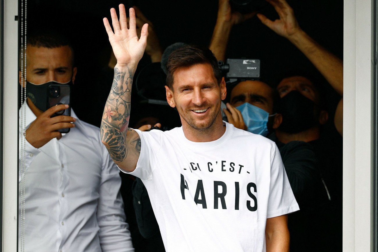 Lionel Messi już na lotnisku w Paryżu, zatem historyczne przenosiny stały się faktem