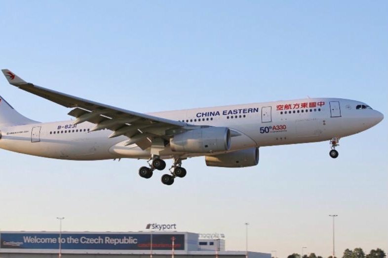 Czesi otworzyli most powietrzny z Chinami. Przywiozą ponad milion masek ochronnych. Minister spraw wewnętrznych Czech Jan Hamáček poinformował, że w piatek z Chin przyleci ponad milion masek ochronnych i 7 milionów maseczek jednorazowych/ w związku z koronawirusem.