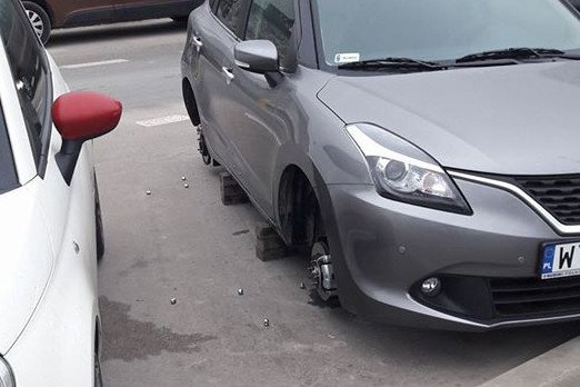 Auta bez kół, ale na cegłach to ciągle częsty widok.