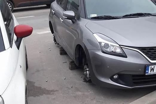 Auta bez kół, ale na cegłach to ciągle częsty widok.