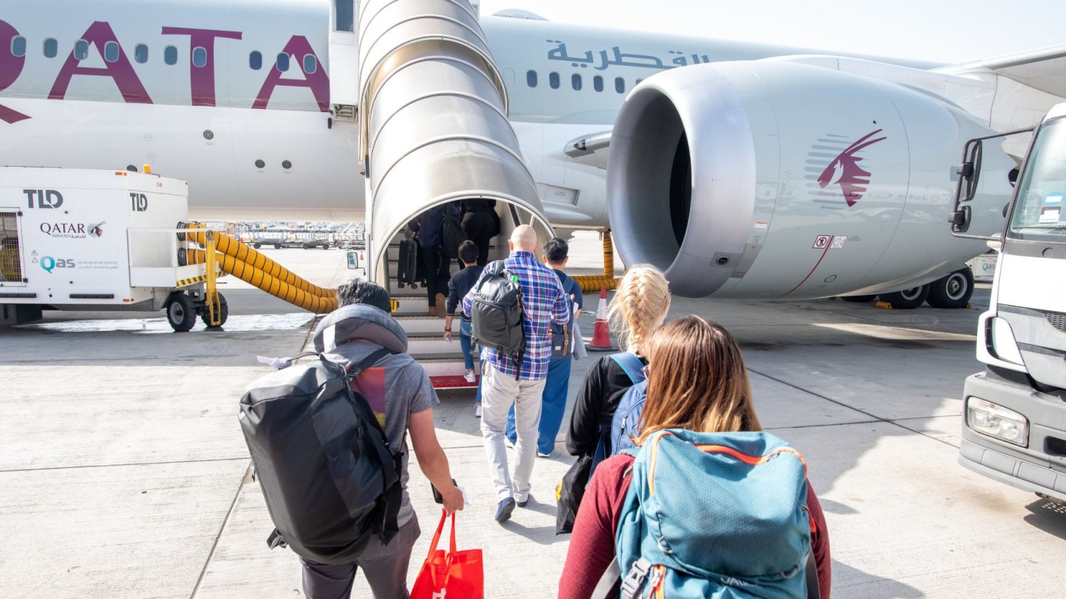 Qatar Airways rusza z ewakuacją. Pomogą turystom uwięzionym w dwóch krajach pasażerowie w drodze na pokład Qatar Airways
