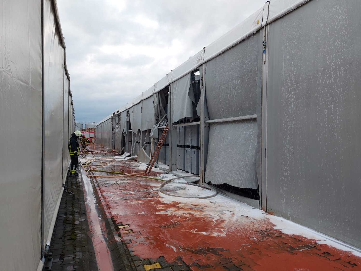 Pożar hali w zakładzie produkcyjnym Tymbark.