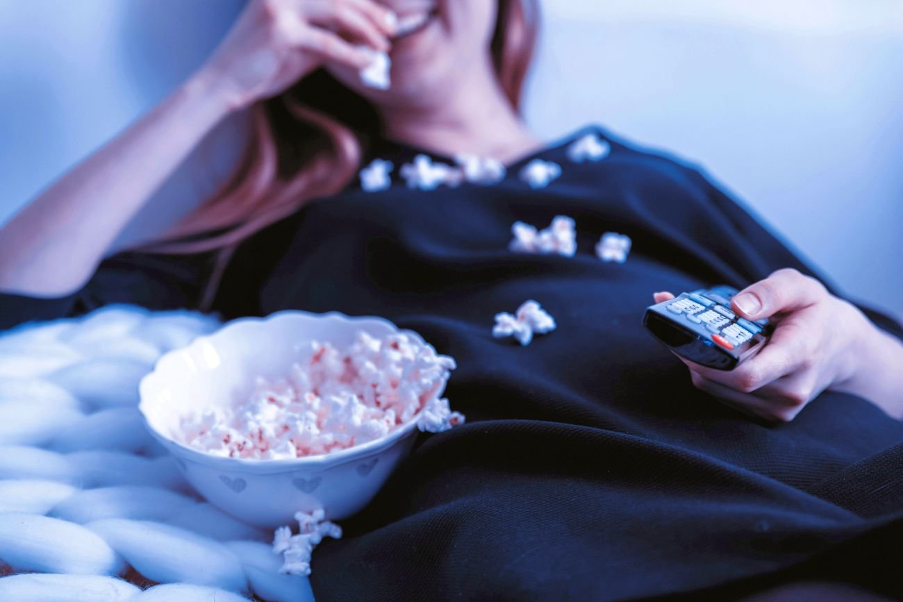 Pokolenie Z coraz częściej wybiera spokój zamiast hucznej imprezy w sylwestra