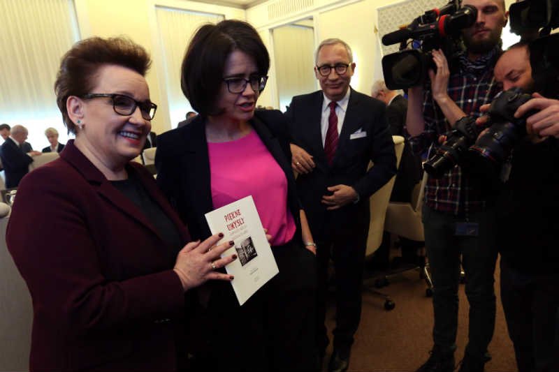 Koledzy Anny Zalewskiej z rządu krytykują podstawy programowe.