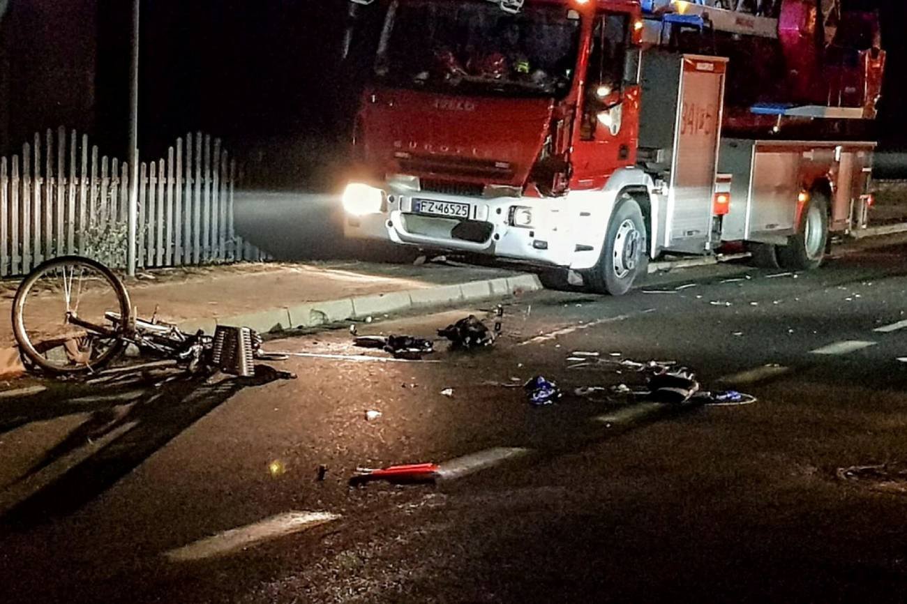 Wypadek w Tarczynie. Kierowca wjechał w grupę 14 kolarzy, jeden nie żyje
