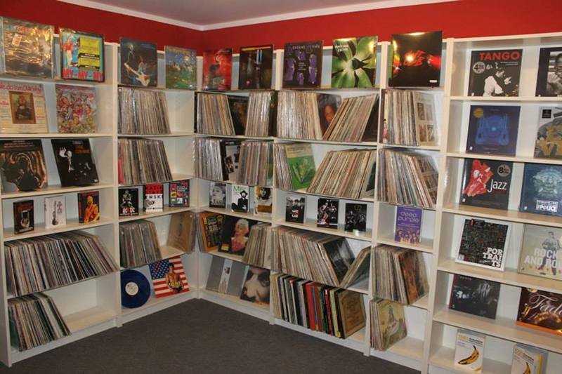 Kiedyś je wyrzucali, dziś słono za nie płacą. Winyle wracają do łask