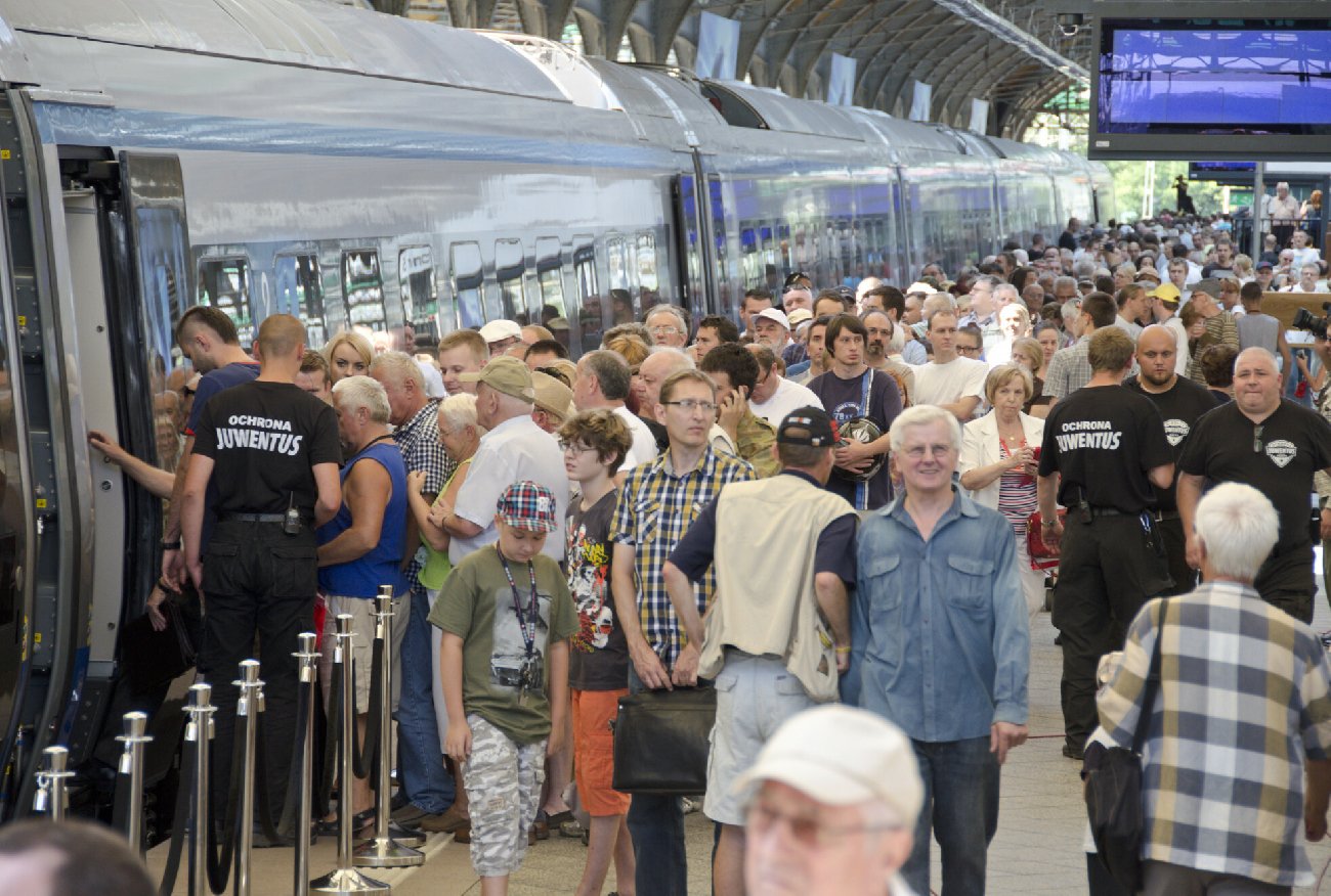 Wakacje. Jak zachowują się Polacy w pociągach? "Mobilna puszka Pandory"