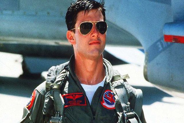 Tom Cruise jako młody lotnik w "Top Gun" wypromował aviatory.