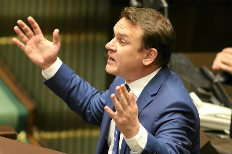 Dominik Tarczyński ostro odpowiedział Dariuszowi Rosatiemu, który skrytykował PiS.