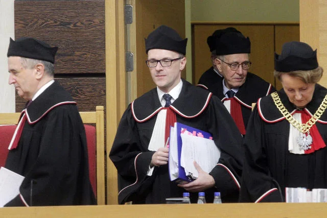 Trybunał osądzi naprawczą ustawę PiS, które... zapowiada bojkot