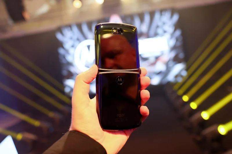 W designie nowej Motoroli postawiono na minimalizm oraz mały i kieszonkowy format, by telefon mógł zmieścić się w nawet najmniejszej torebce