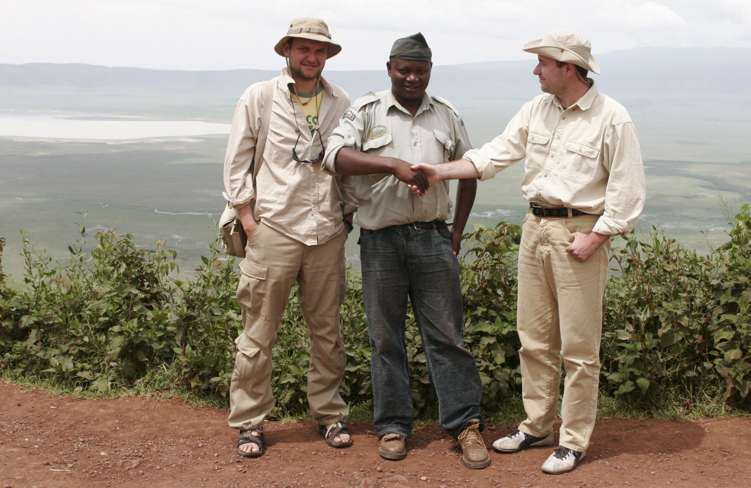 Krawędź krateru Ngorongoro w Tanzanii. Szczera rozmowa o polityce i przyrodzie dwóch „mzungu” (Maciej Wesołowski i Sergiusz Pinkwart) z Richardem, miejscowym policjantem dorabiającym jako kierowca.