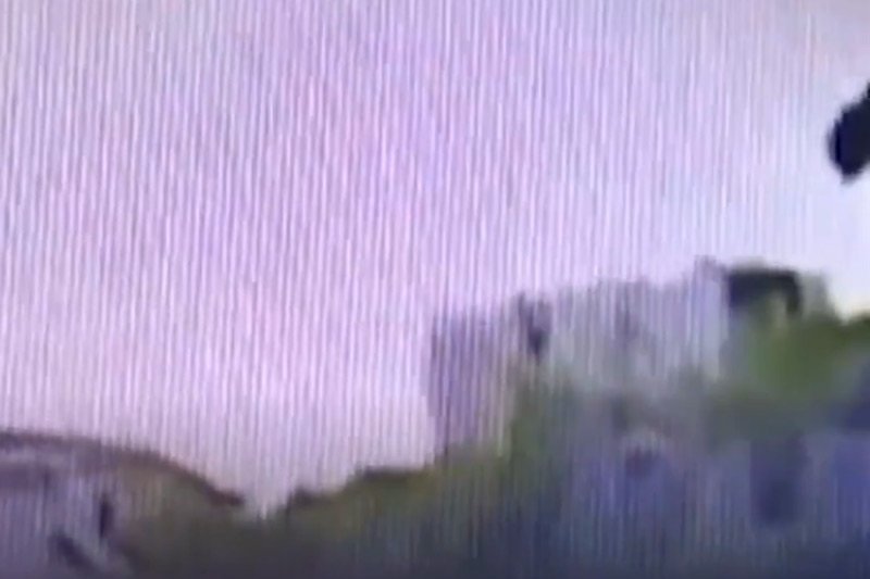 Nagranie jest złej jakości, ale pokazuje najtragiczniejszy moment wypadku na Maderze. Zarejestrowała to pobliska kamera monitoringu.