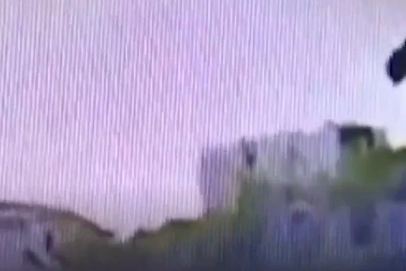 Nagranie jest złej jakości, ale pokazuje najtragiczniejszy moment wypadku na Maderze. Zarejestrowała to pobliska kamera monitoringu.