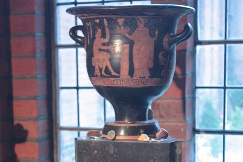 Złodzieje próbowali ukraść urnę z prochami Zygmunta Freuda.