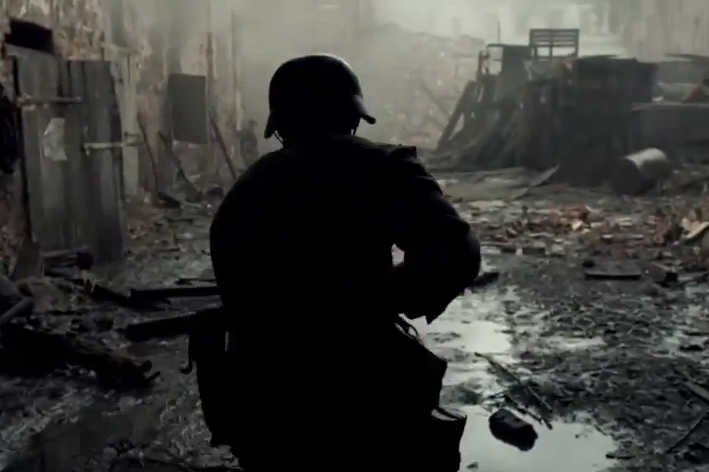 Kadr z filmu "Unsere Mütter, unsere Väter" przedstawiającego żołnierzy AK jako antysemitów.