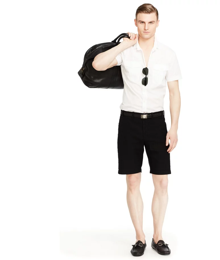 Przykładowy strój, w którym nawet biała koszula z krótkim rękawem przejdzie