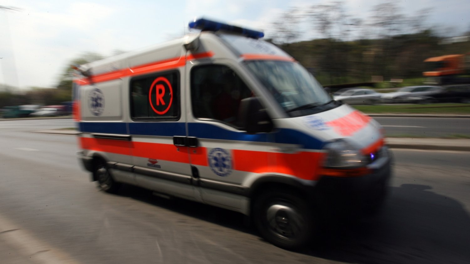 Tragiczny wypadek na S7. Zginęła prawie cała rodzina. Karetka pogotowia jadąca ulicą.