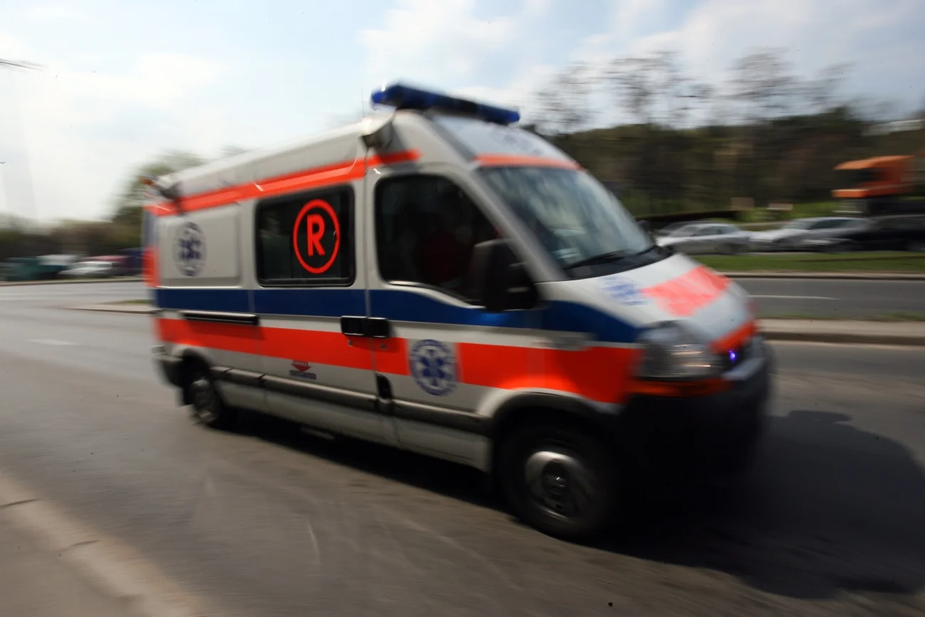 Karetka pogotowia jadąca ulicą.