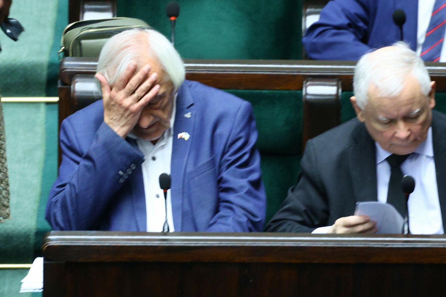 Prawo i Sprawiedliwość prowadzi w nowym sondażu, ale to opozycja sięgnęłaby po większość sejmową.