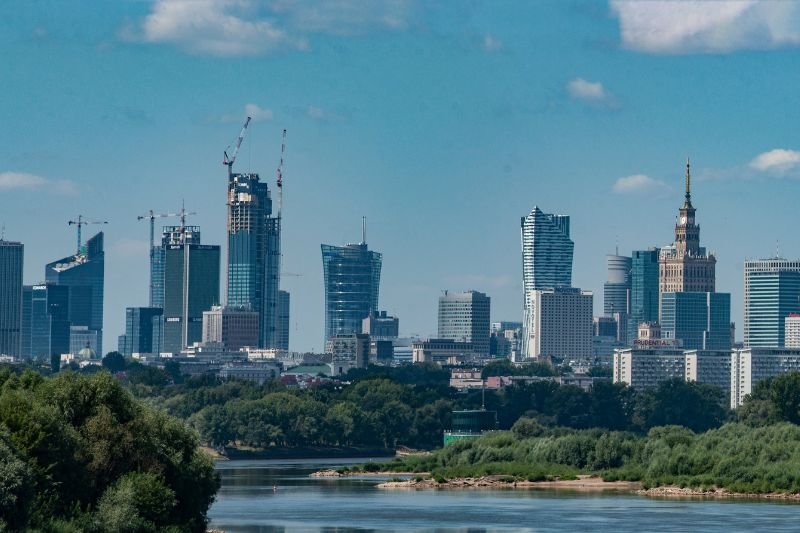 Panorama Warszawy z mostu Siekierkowskiego w 2020 roku.