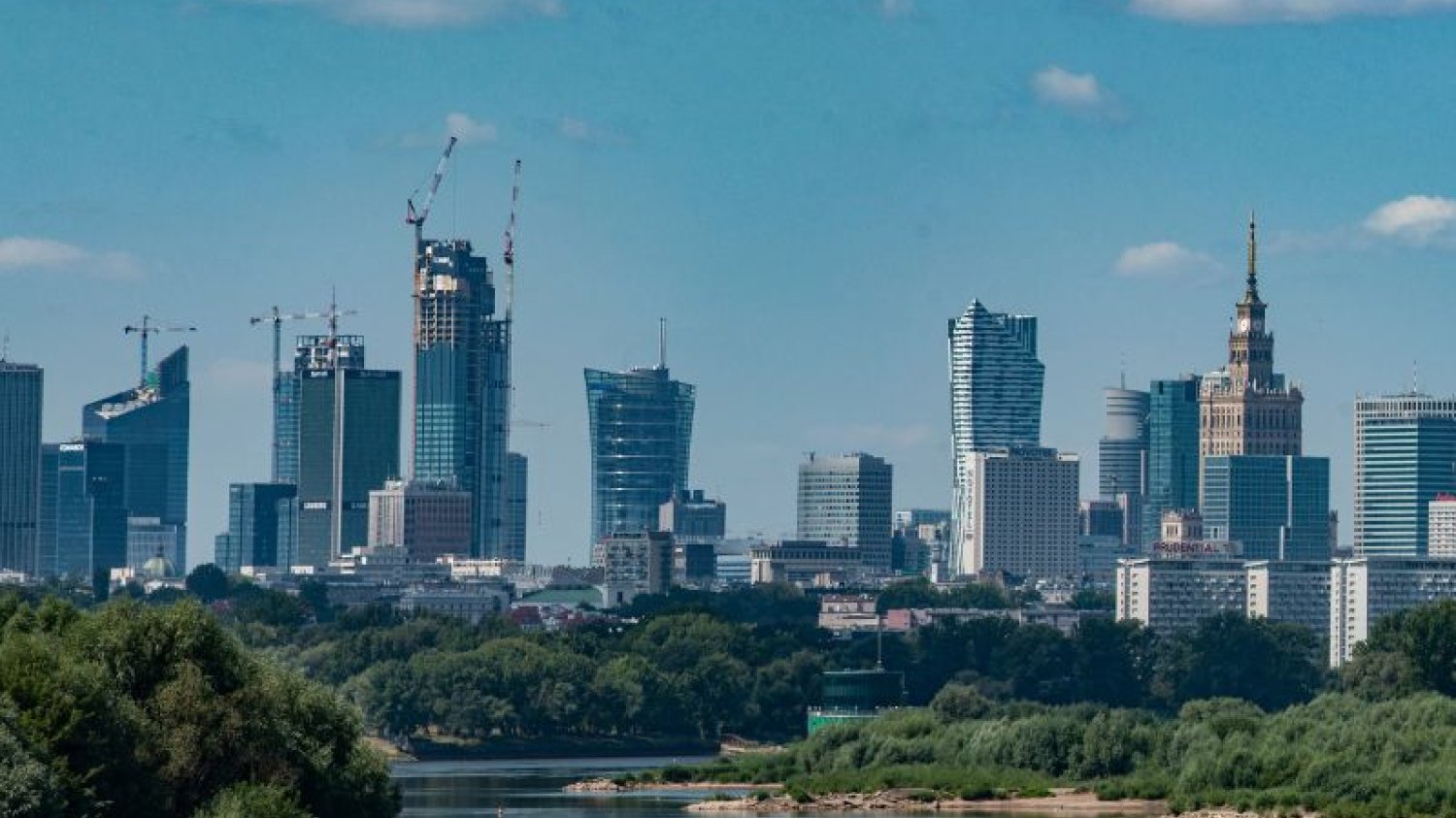 Panorama Warszawy z mostu Siekierkowskiego w 2020 roku.