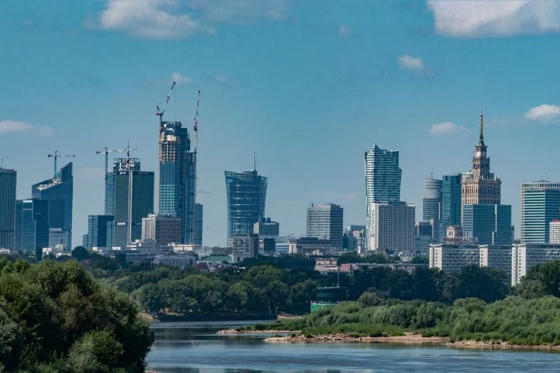 Panorama Warszawy z mostu Siekierkowskiego w 2020 roku.