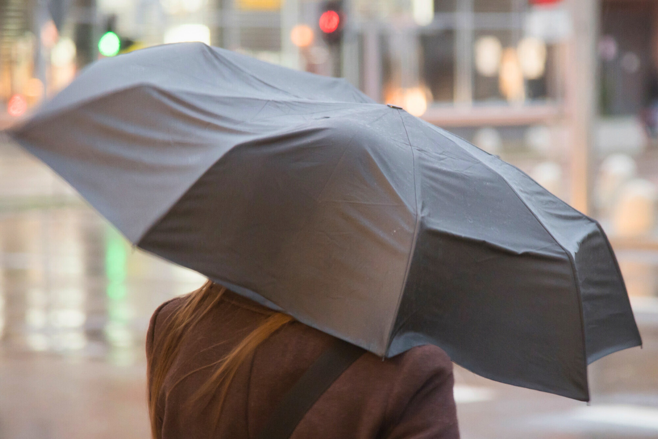 Jaka pogoda w weekend? IMGW wydał ostrzeżenia przez groźnym zjawiskiem Silny wiatr i oblodzenia. IMGW wydał ostrzeżenia
