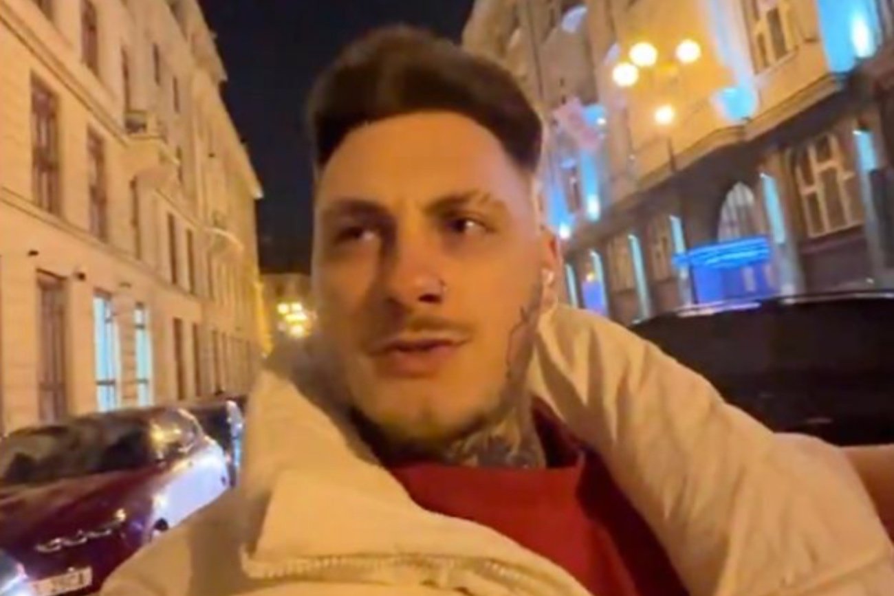 Crawly zamieścił nagranie jak jeździ dorożką po czeskiej Pradze.