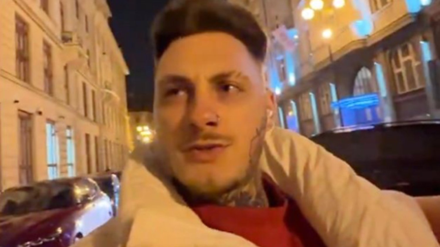 Crawly śmieje się polskim służbom prosto w twarz. Deportowany patostreamer zamieścił nagranie jak jeździ sobie dorożką po Pradze. Crawly zamieścił nagranie jak jeździ dorożką po czeskiej Pradze.
