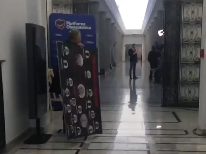 Marek Suski zabrał tablicę z tzw. układem Kaczyńskiego. Oburzenie w PO.