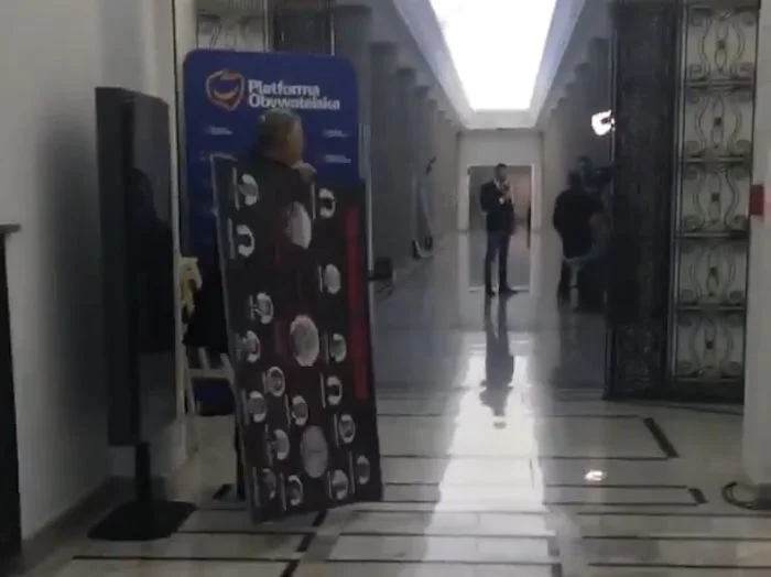 Marek Suski zabrał tablicę z tzw. układem Kaczyńskiego. Oburzenie w PO.
