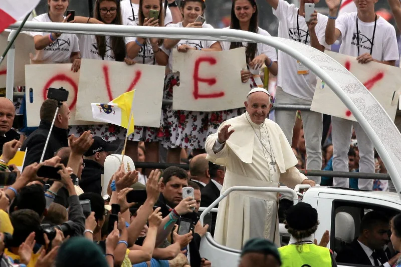 Jedni przeżywają ŚDM w Krakowie, inni śmieją się z papieża Franciszka.