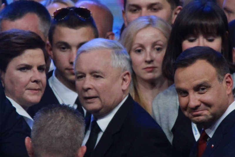 Podwyżki należą się urzędnikom, nie politykom.