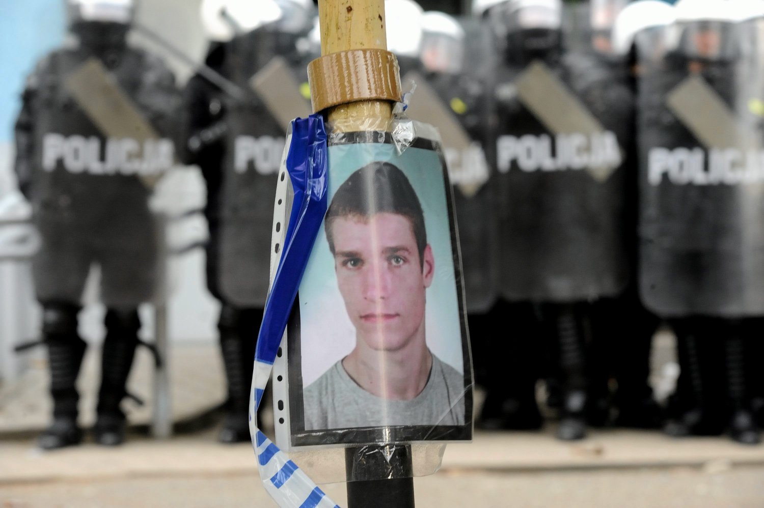 Zdjęcie z 2016 r., gdy we Wrocławiu doszło do zamieszek po śmierci Igora Stachowiaka na komisariacie policji.