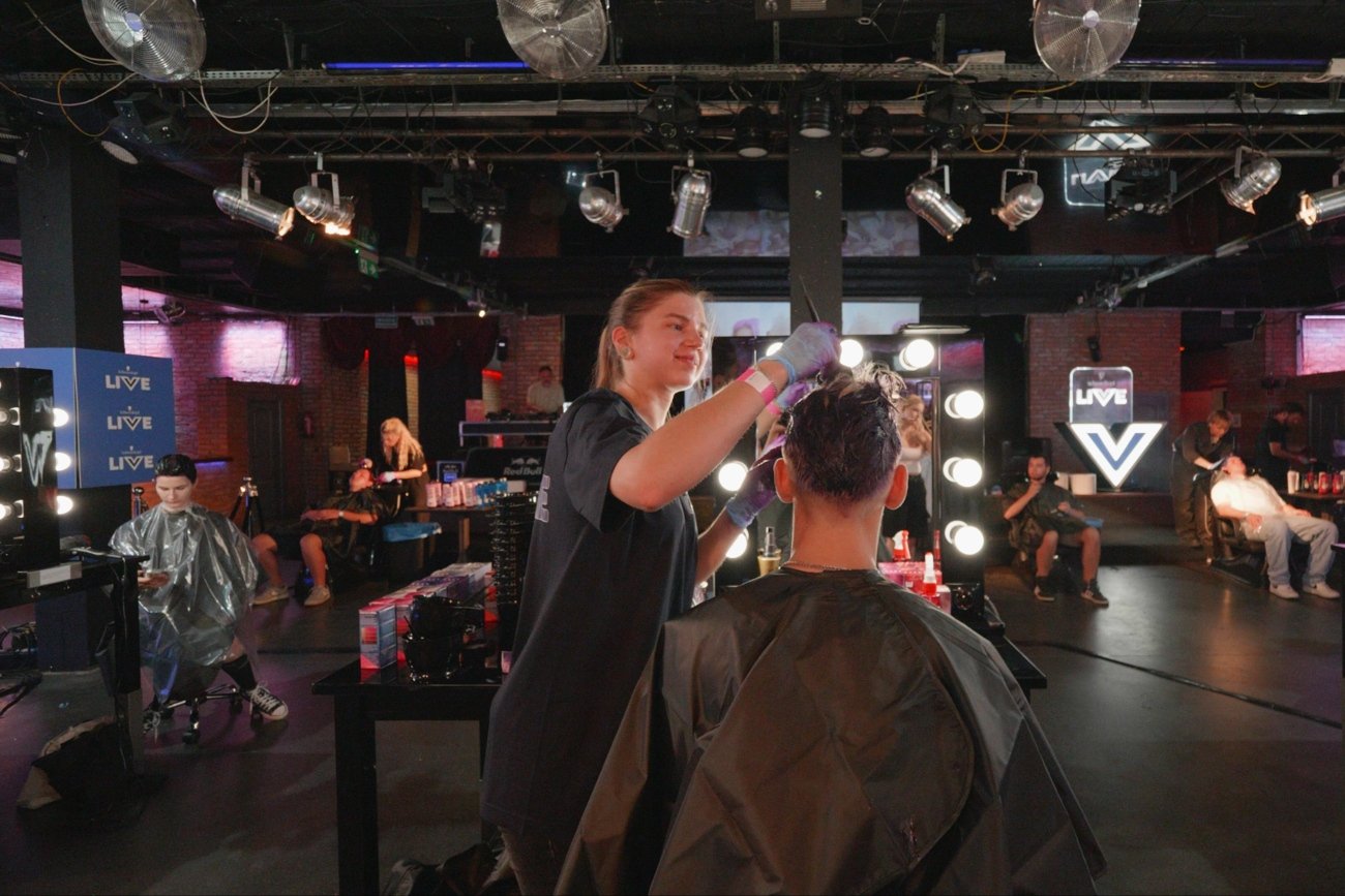 Próba pobicia GUINNESS WORLD RECORDS w liczbie pofarbowanych włosów w ciągu 8 godzin odbyła się 10 sierpnia 2024 w przestrzeni klubu Loft44 w Warszawie. Akcję zorganizowali polski influencer Łatwogang i międzynarodowa marka kosmetyczna Schwarzkopf LIVE.