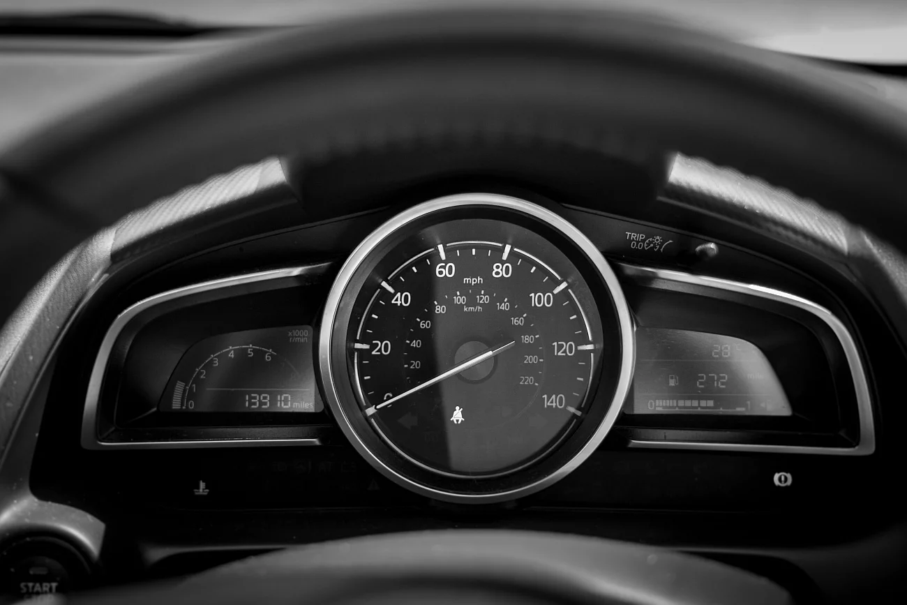 Przebieg samochodu to jeden z parametrów wpływających na wysokość ubezpieczenia komunikacyjnego OC. Auto z większym przebiegiem oznacza większe ryzyko ubezpieczeniowe