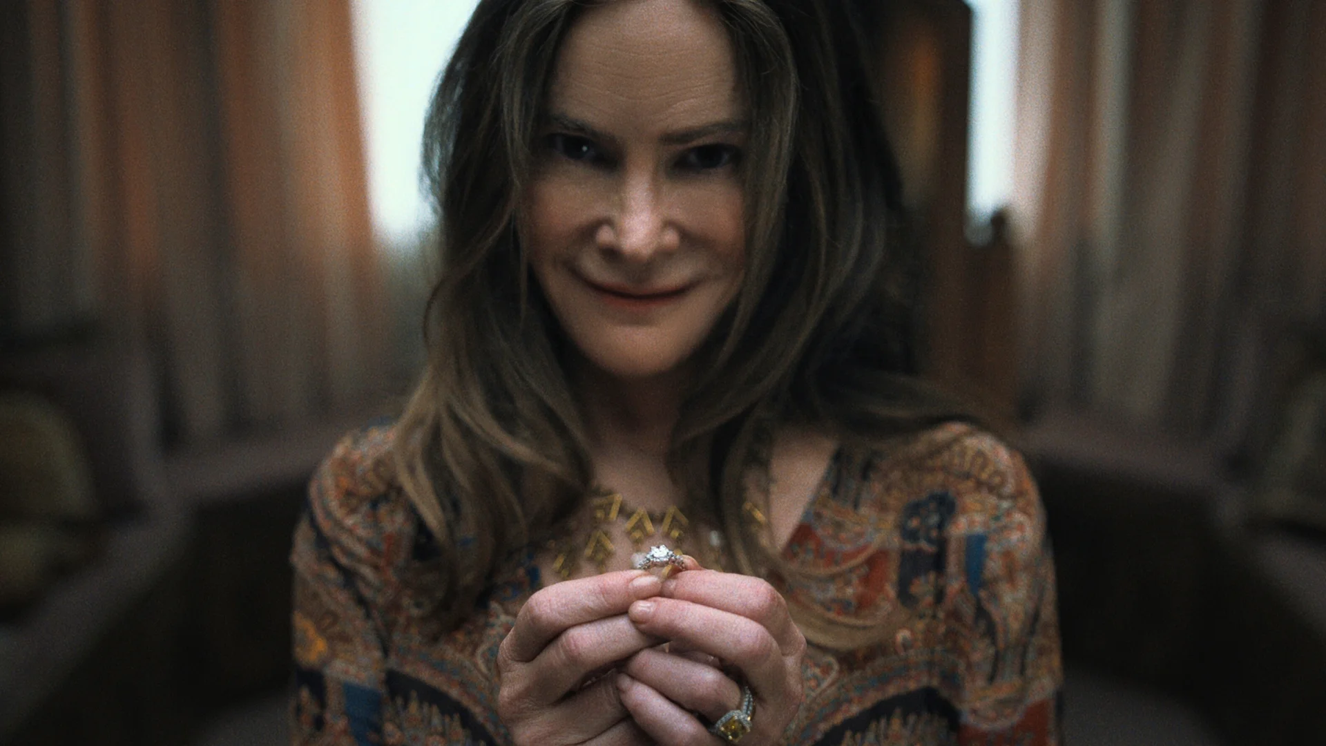 Jennifer Jason Leigh w serialu "Tu zdarzy się coś strasznego"
