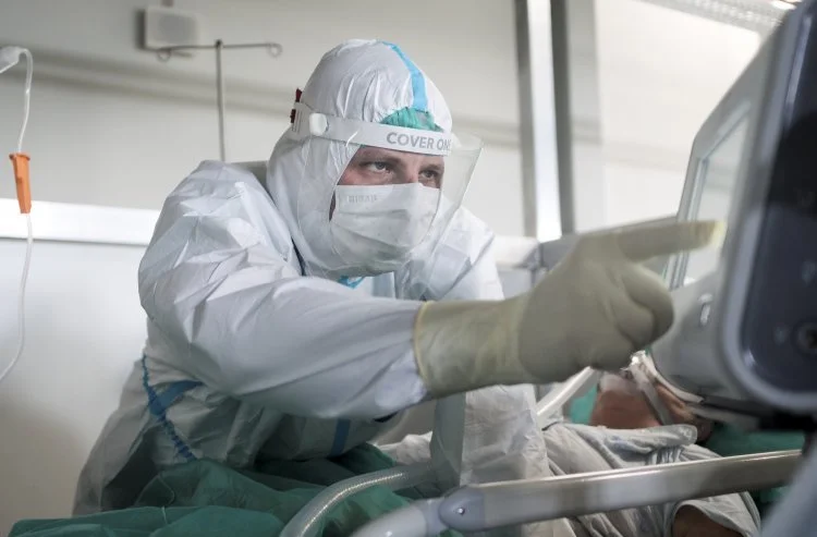 Duża liczba zgonów w nowym raporcie MZ o covid-19.