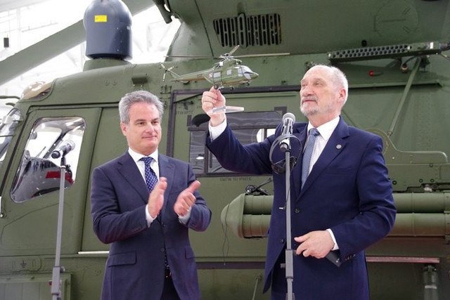 Minister Macierewicz obiecywał, że jeszcze w grudniu zeszłego roku pierwsze śmigłowce trafią jednostek. Teraz obiecuje, że w poniedziałek ruszy przetarg na śmigłowce dla polskiej armii.