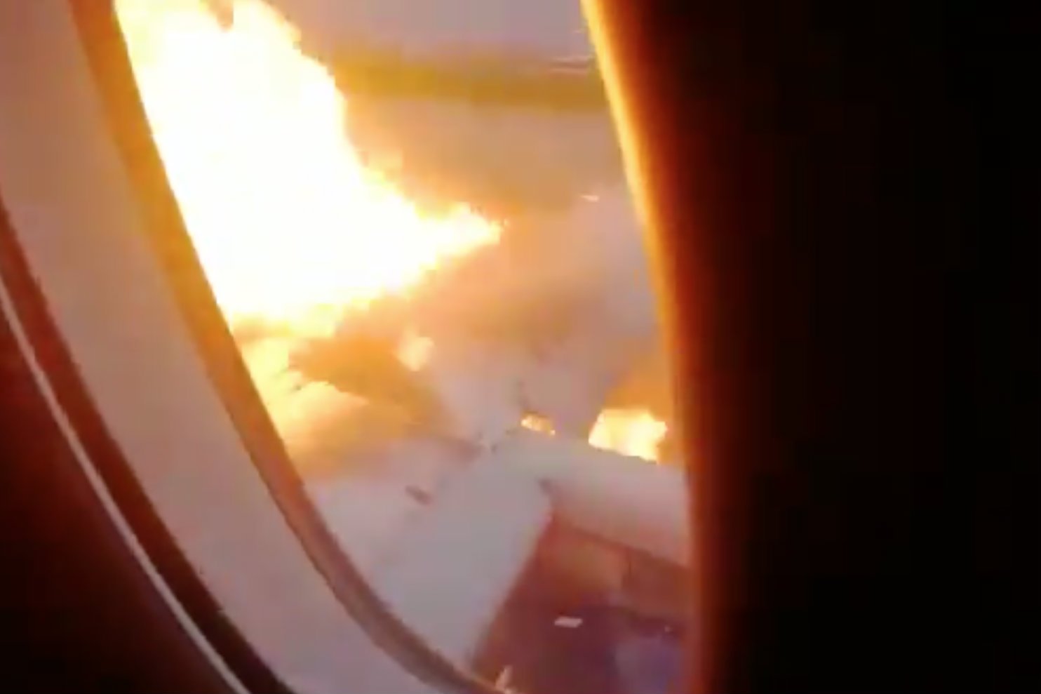 Pojawiły się drastyczne nagrania z katastrofy samolotu Superjet 100 na moskiewskim lotnisku Szeremietiewo.