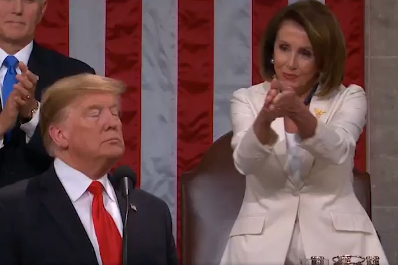 Oklaski Nancy Pelosi już stały się memami.