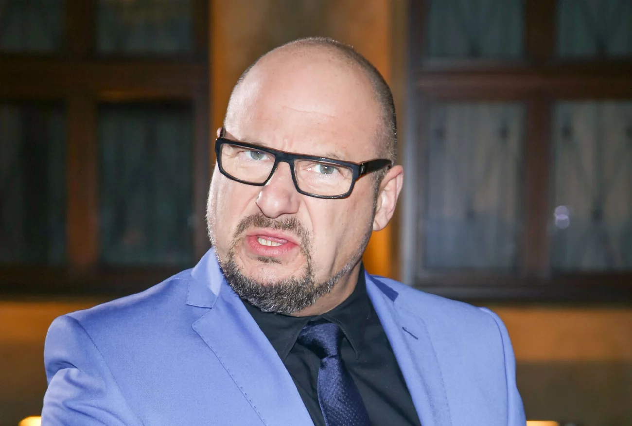 Piotr Gąsowski o locie do Hiszpanii. "Pan strasznie śmierdzi"